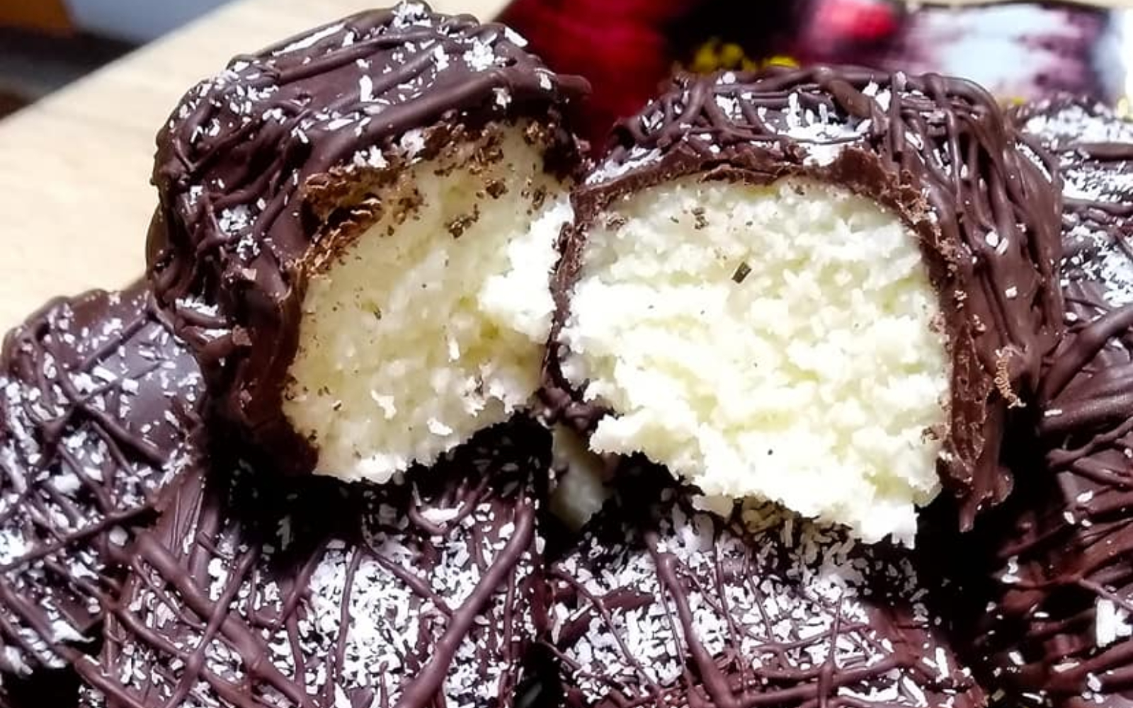 Εύκολα τρουφάκια καρύδας χωρίς ψήσιμο με 4 υλικά έτοιμα σε 5 λεπτά