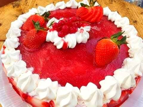 Εύκολη τούρτα φράουλας για το Πασχαλινό τραπέζι