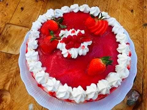 Εύκολη τούρτα φράουλας για το Πασχαλινό τραπέζι