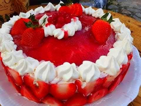 Εύκολη τούρτα φράουλας για το Πασχαλινό τραπέζι