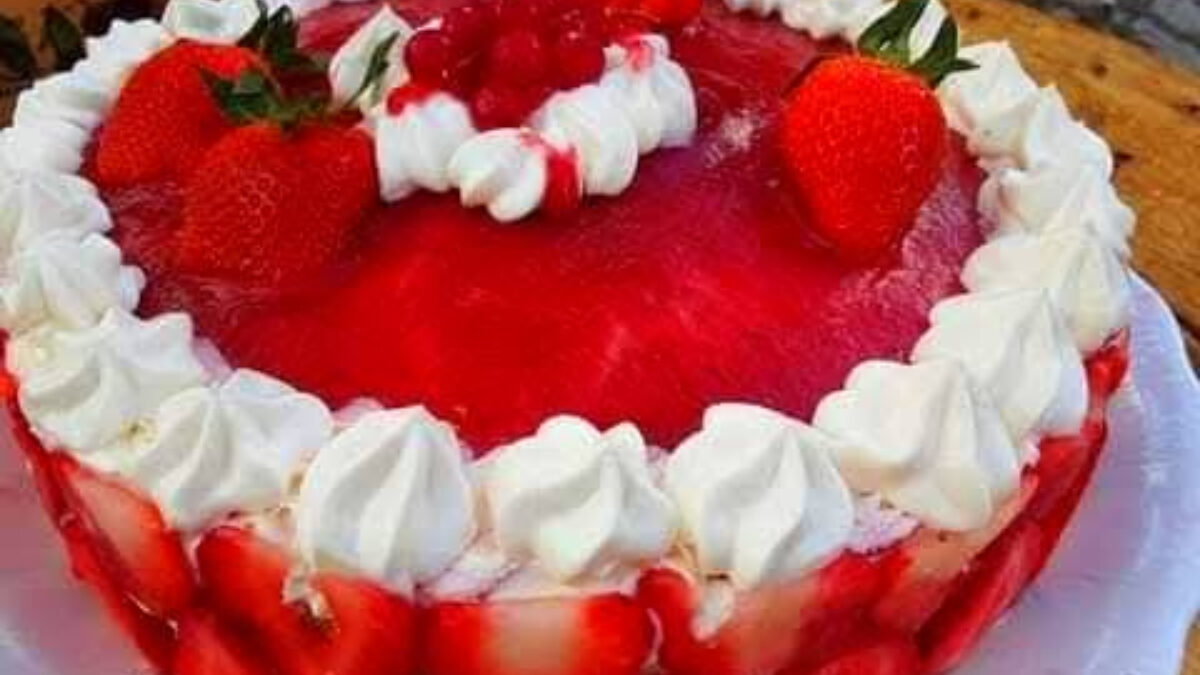 Εύκολη τούρτα φράουλας για το Πασχαλινό τραπέζι