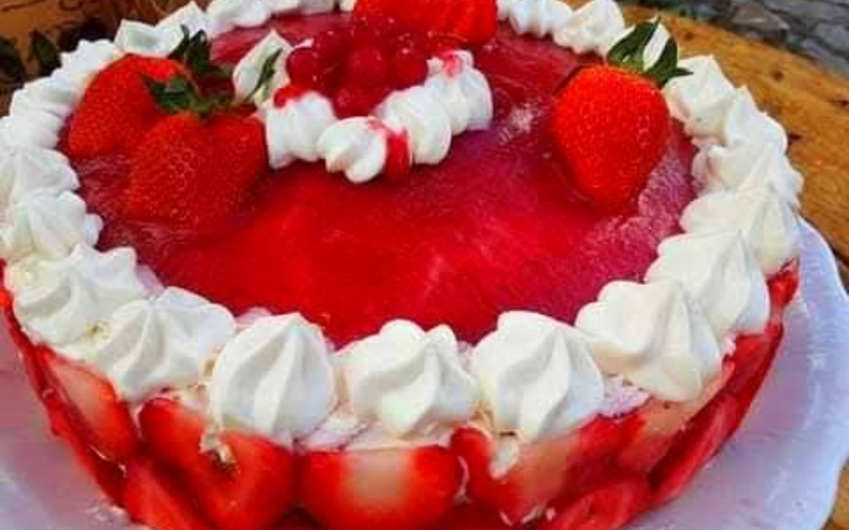 Εύκολη τούρτα φράουλας για το Πασχαλινό τραπέζι