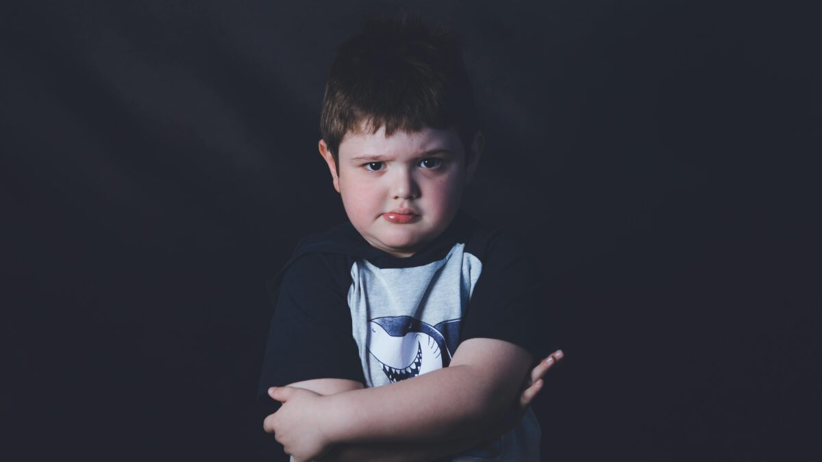 Ειδικός μας αποκαλύπτει ποιες είναι οι 5 τοξικές φράσεις που λέμε στα παιδιά και τα κάνουμε ανυπάκουα