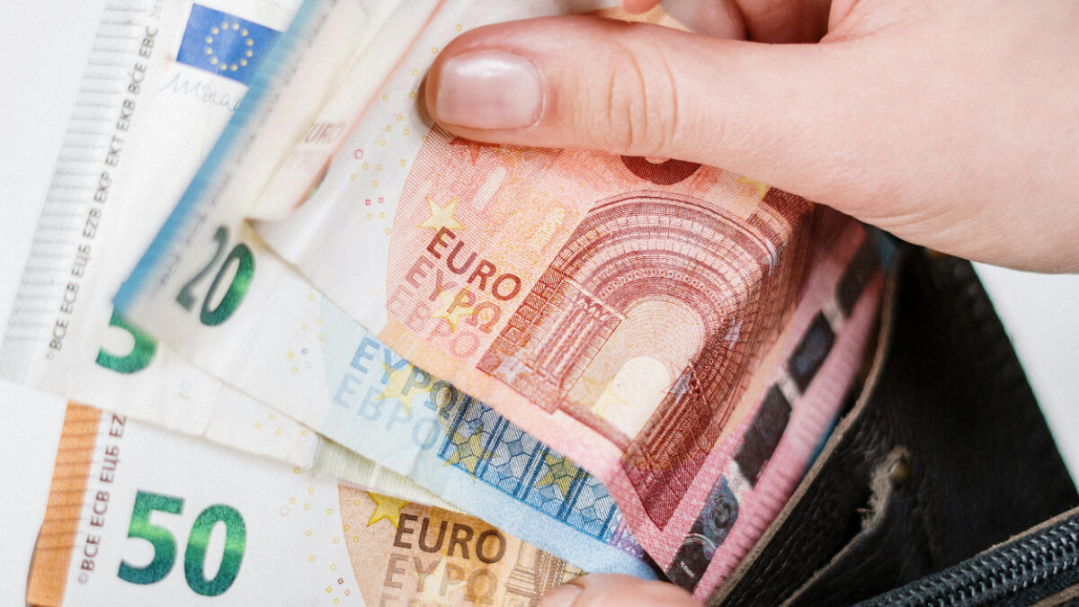 Είναι επίσημο: Νέο επίδομα 300 ευρώ κάθε μήνα- Ποιοι είναι οι δικαιούχοι;