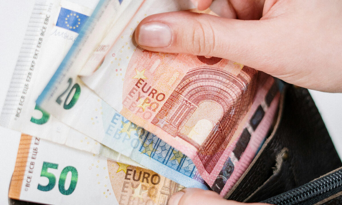 Είναι επίσημο: Νέο επίδομα 300 ευρώ κάθε μήνα- Ποιοι είναι οι δικαιούχοι;