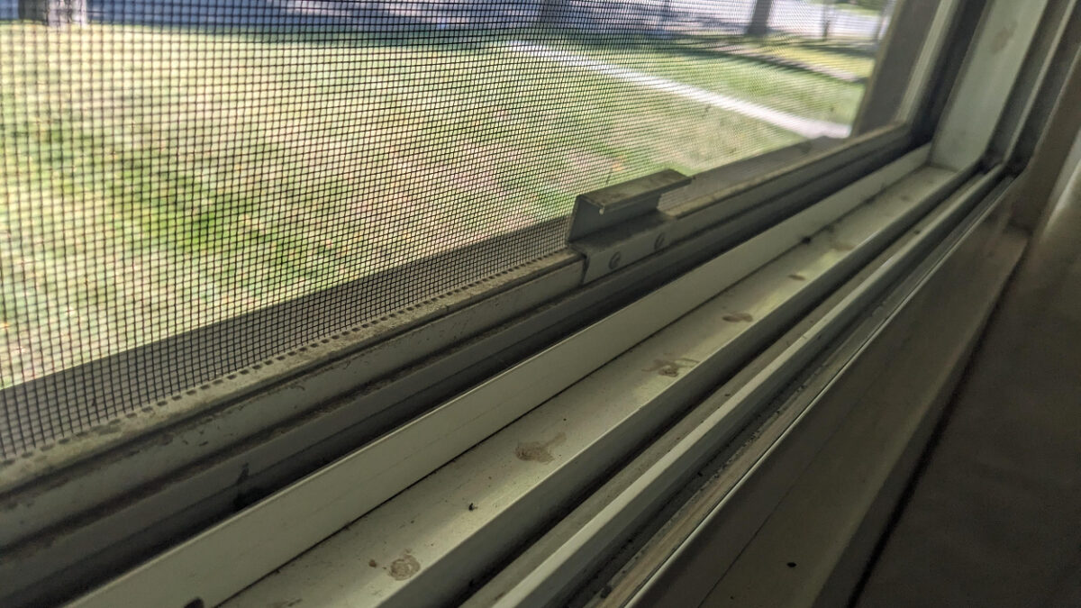 Έξυπνα tips για να καθαρίσετε τις σίτες σας από σκόνη και μούχλα χωρίς να τις βγάλετε