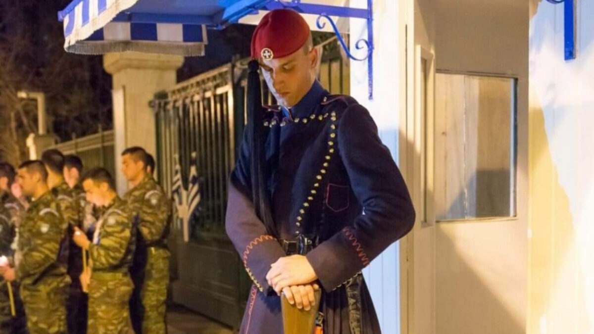 Επιτάφιος Μεγάλη Παρασκευή: Η μοναδική στιγμή που ο Εύζωνας σκύβει το κεφάλι του (Βίντεο)