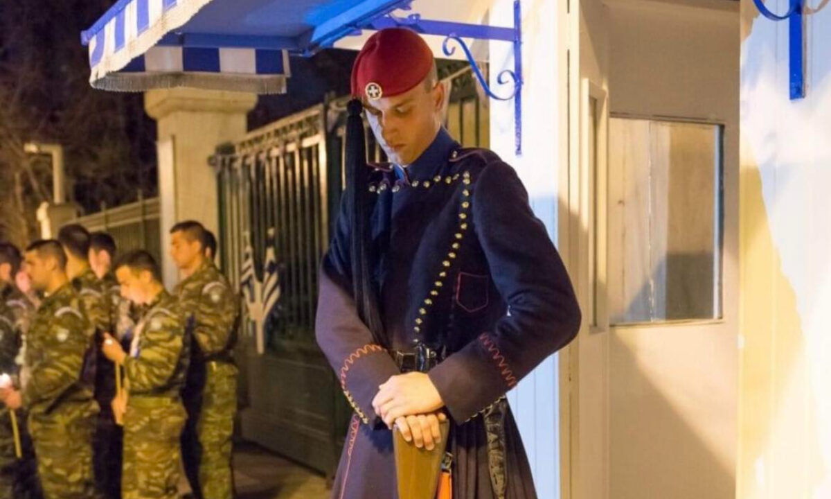 Επιτάφιος Μεγάλη Παρασκευή: Η μοναδική στιγμή που ο Εύζωνας σκύβει το κεφάλι του (Βίντεο)