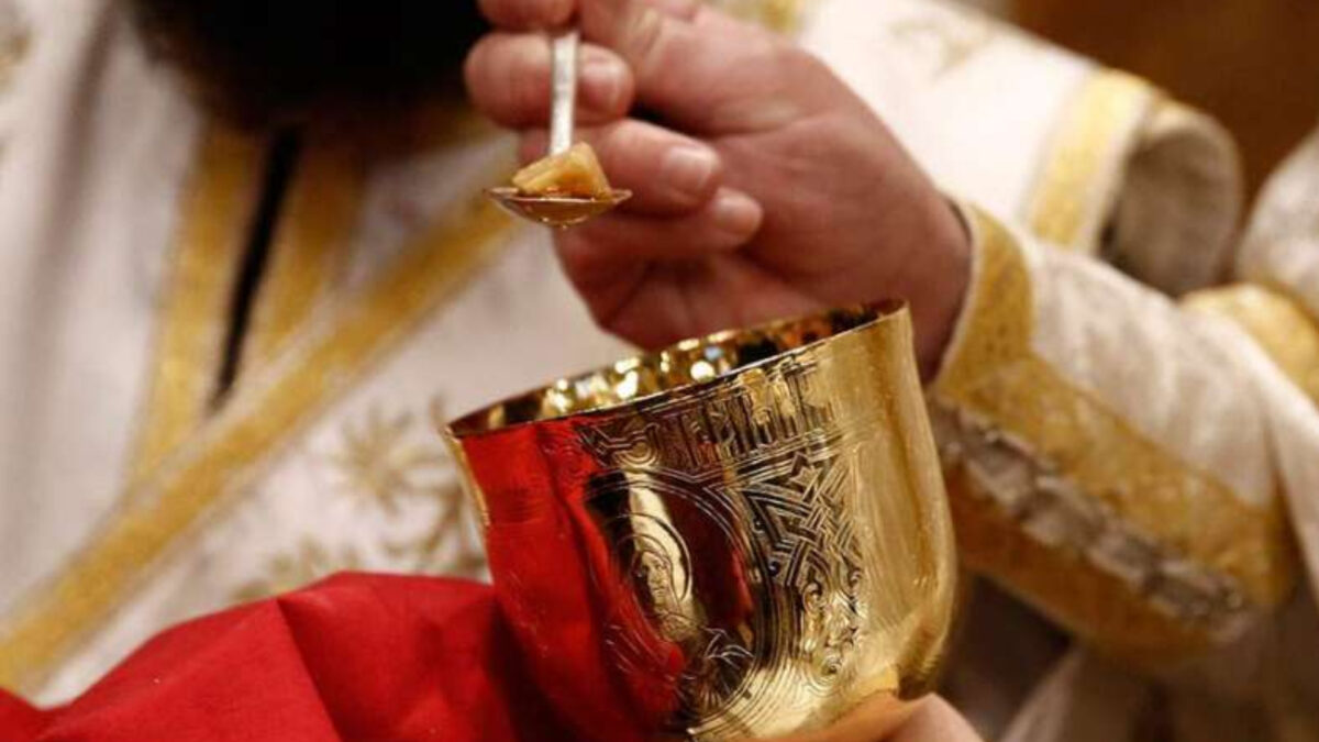 Επιτρέπεται να κοινωνήσω το βράδυ της Ανάστασης χωρίς νηστεία και εξομολόγηση;