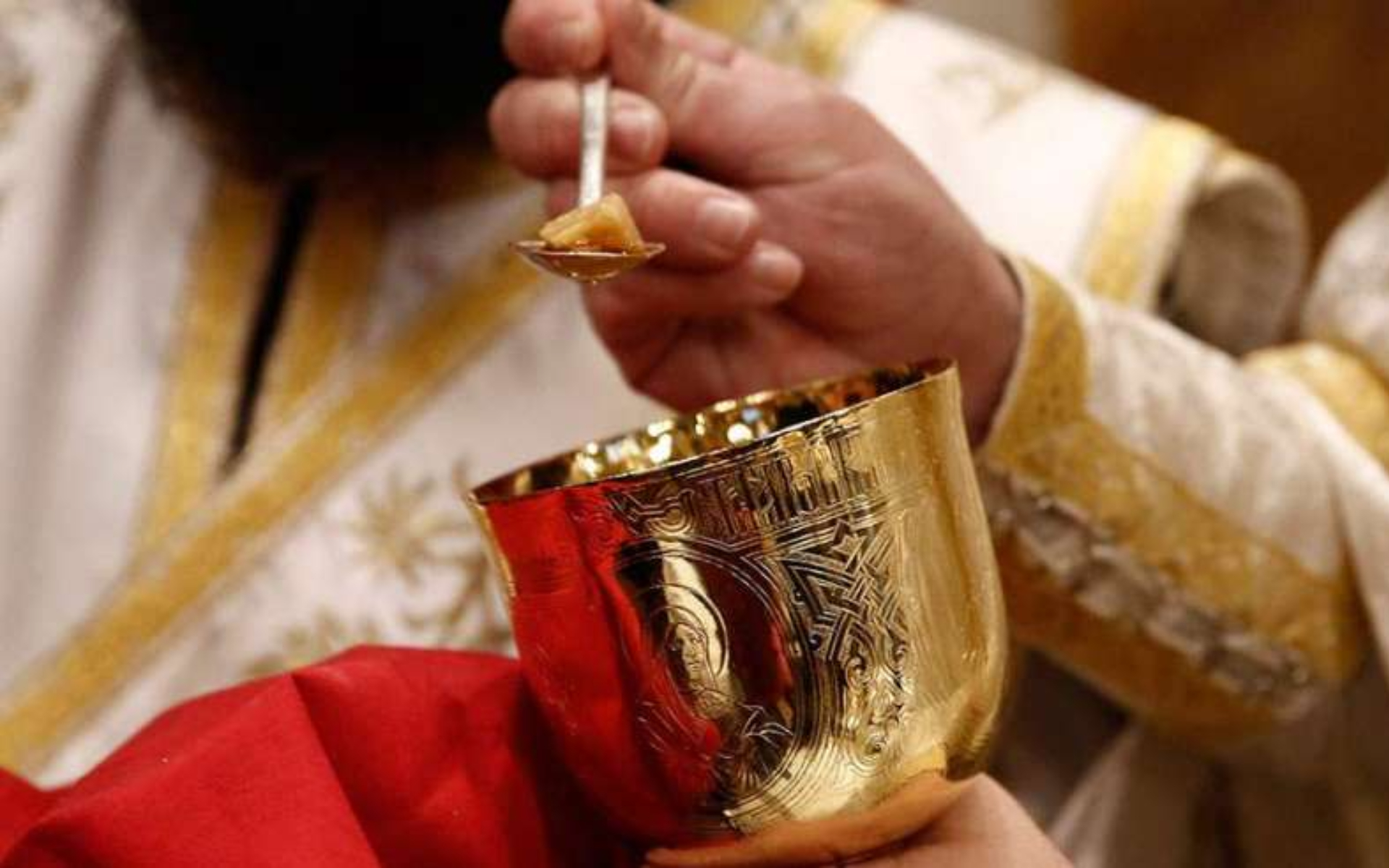 Επιτρέπεται να κοινωνήσω το βράδυ της Ανάστασης χωρίς νηστεία και εξομολόγηση;