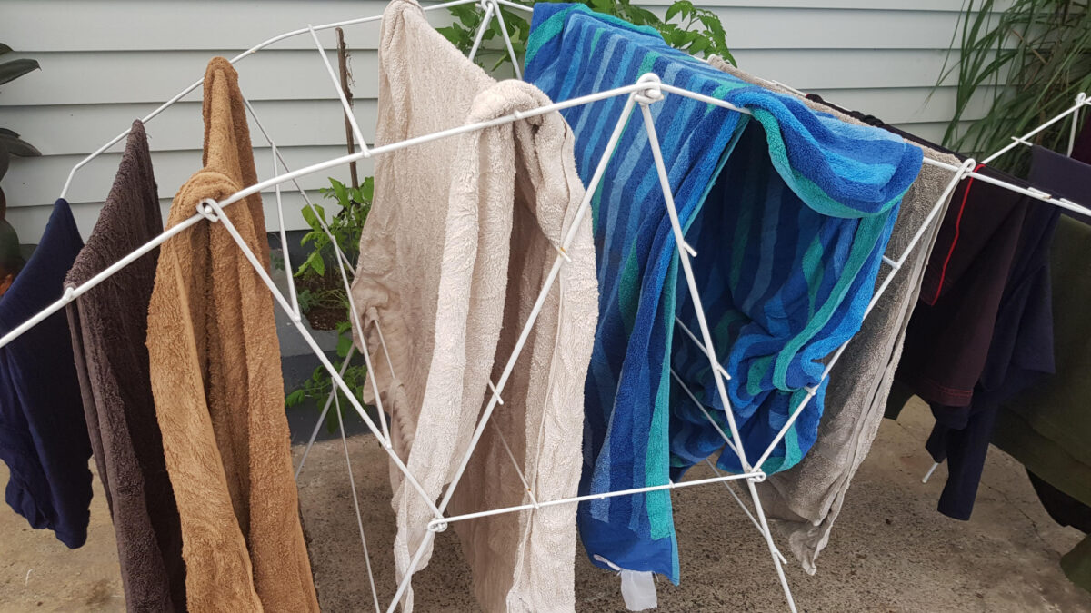 Έσπασε η απλώστρα για τα ρούχα; Με μόλις 1 υλικό καν’ την σαν καινούρια