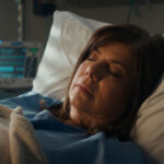 Η Γη της Ελιάς: Η Ασπασία χαροπαλεύει στο νοσοκομείο και όλοι τρέμουν για τη ζωή της