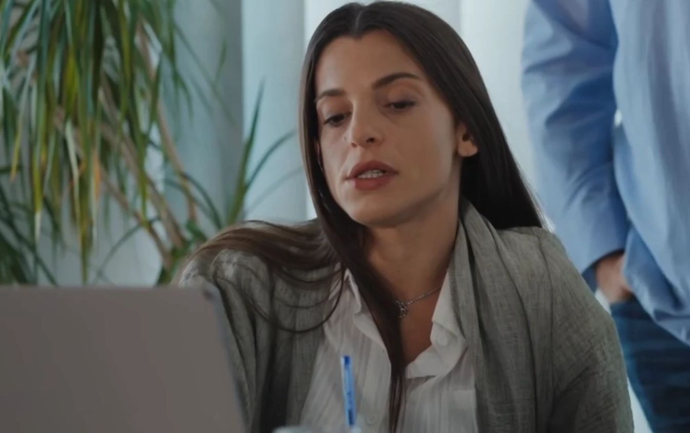 Η Γη της Ελιάς: Τη κατασκοπεύει και της τινάζει τον γάμο στον αέρα