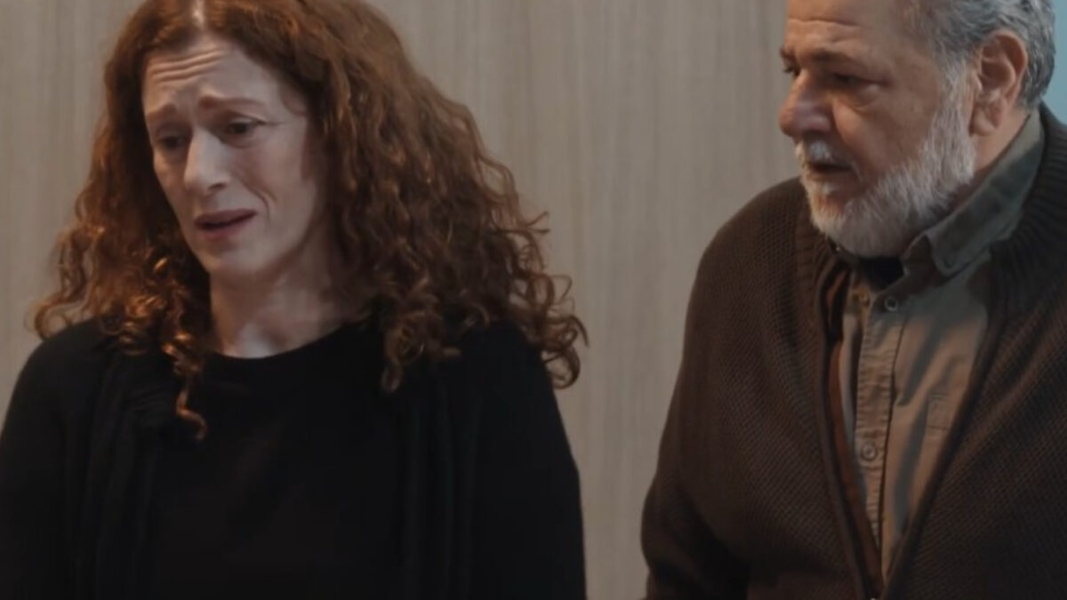 Η Γη της Ελιάς: Τη κατασκοπεύει και της τινάζει τον γάμο στον αέρα