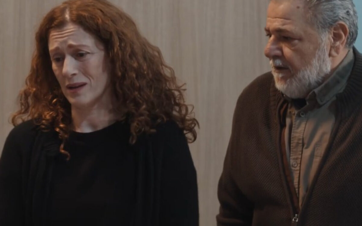 Η Γη της Ελιάς: Τη κατασκοπεύει και της τινάζει τον γάμο στον αέρα