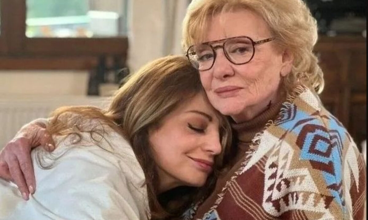 Η Γη της ελιάς: Το συγκινητικό αντίο της Άντζελας Γκερέκου και της Μάρως Κοντού στο τελευταίο γύρισμα της σειράς