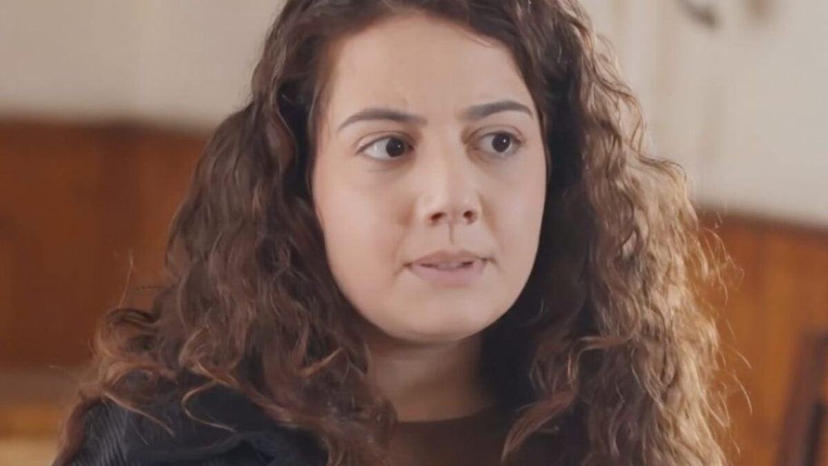 Η Γη της Ελιάς: Του λέει ότι θα τον χωρίσει και της χτυπά με μανία το κεφάλι μέχρι να τη τελειώσει