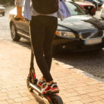 Ηλεκτρικά πατίνια: Τι ισχύει σε Ελλάδα και Εξωτερικο σχετικά με τους ανήλικους και ποια είναι τα πρόστιμα σε περίπτωση μη συμμόρφωσης;