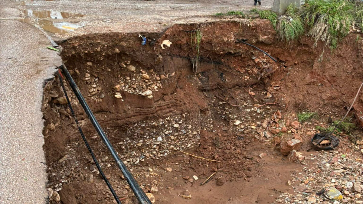 Κακοκαιρία Erminio: Αποκαρδιωτικές εικόνες στον Μαραθώνα- Κόπηκε στα δύο δρόμος