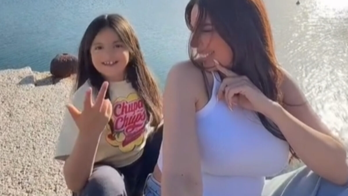 Η Κέλλυ Κελεκίδου τραγουδάει μαζί με τη κόρη της Δημοτικά και ρίχνουν το TikTok (βίντεο)