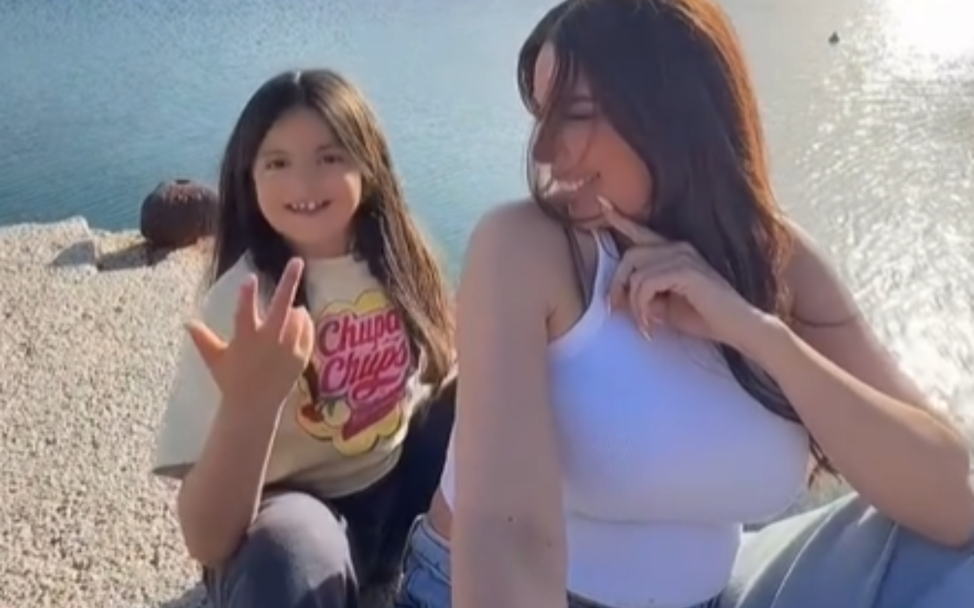 Η Κέλλυ Κελεκίδου τραγουδάει μαζί με τη κόρη της Δημοτικά και ρίχνουν το TikTok (βίντεο)