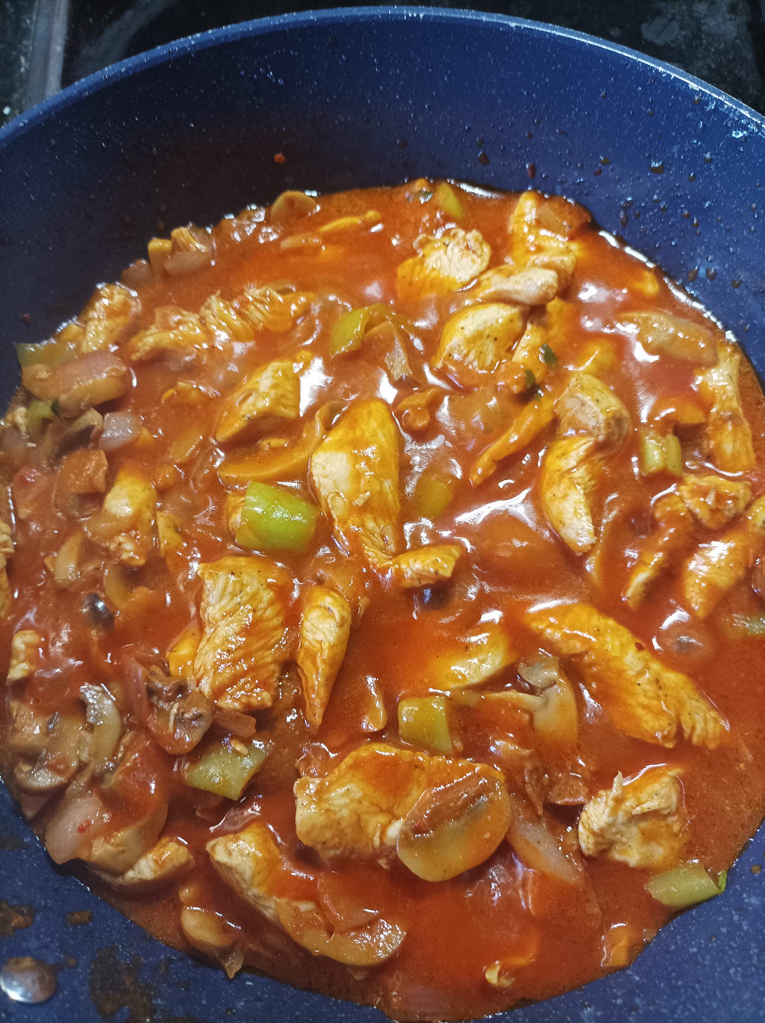 Κοτόπουλο με μανιτάρια και πιπεριές για γρήγορο μεσημεριανό