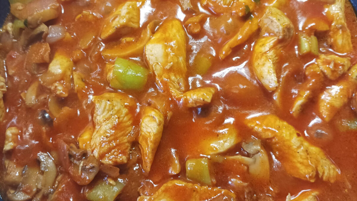 Κοτόπουλο με μανιτάρια και πιπεριές για γρήγορο μεσημεριανό