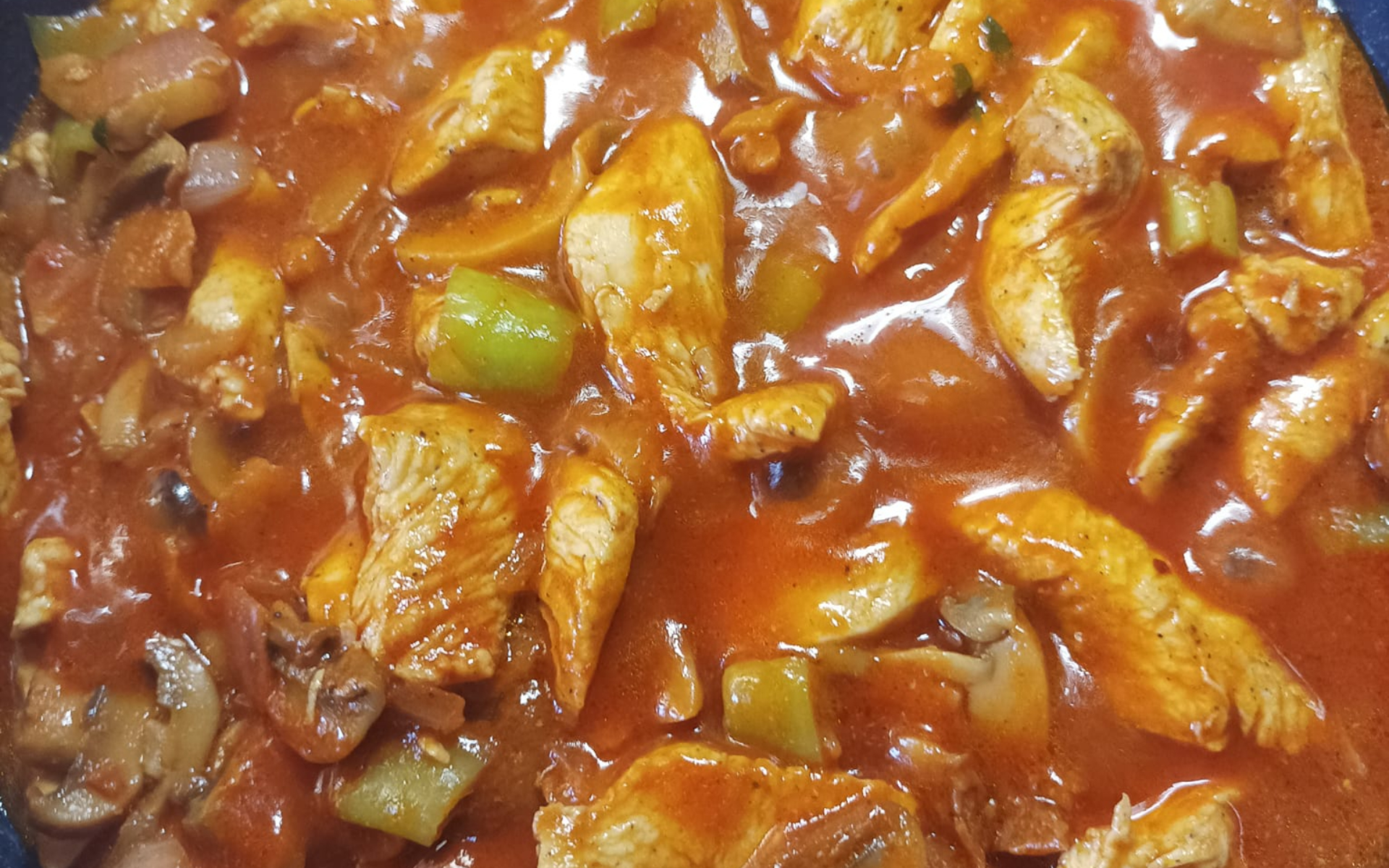 Κοτόπουλο με μανιτάρια και πιπεριές για γρήγορο μεσημεριανό