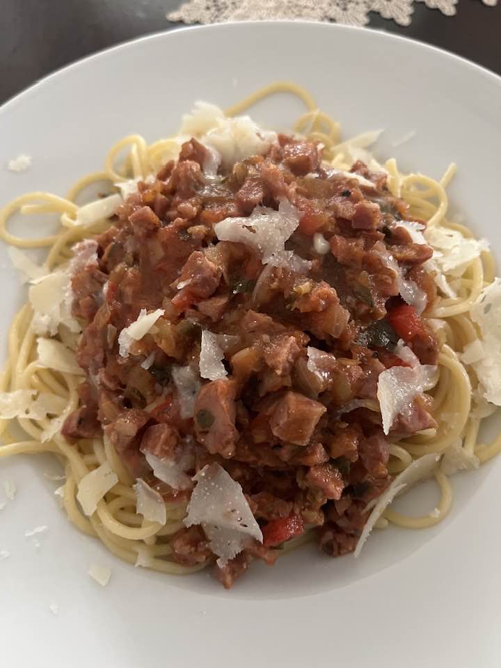 Μακαρονάδα με χωριάτικο λουκάνικο