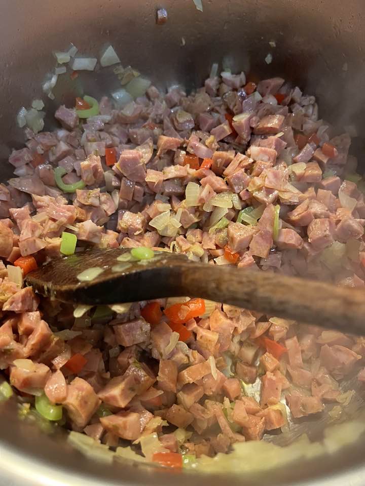 Μακαρονάδα με χωριάτικο λουκάνικο