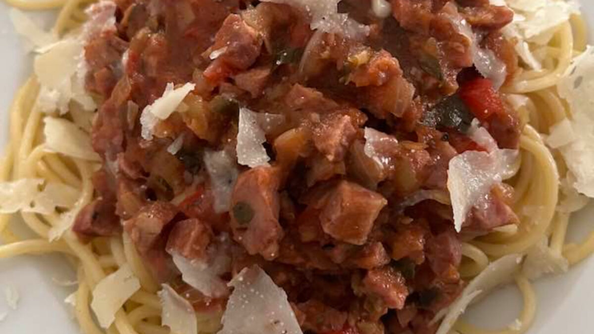 Μακαρονάδα με χωριάτικο λουκάνικο