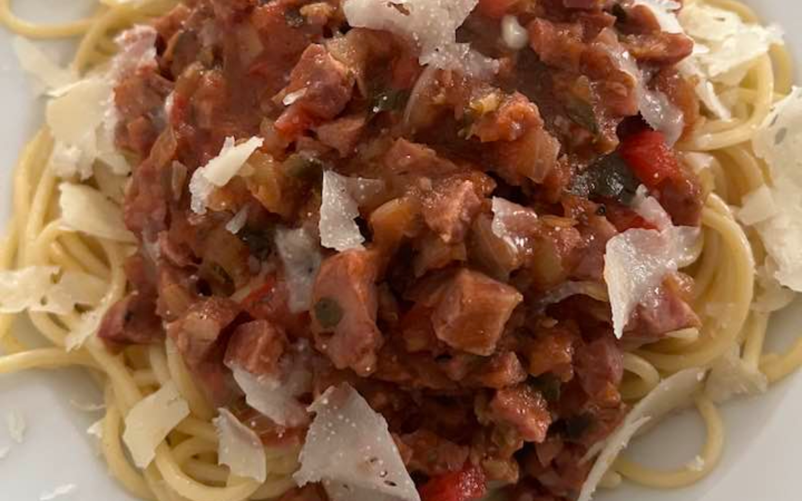 Μακαρονάδα με χωριάτικο λουκάνικο: Η εύκολη συνταγή σε 20 λεπτά που Θα φτιάχνεις ξανά και ξανά