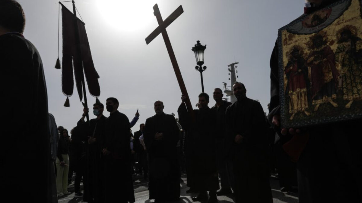 Μεγάλη Παρασκευή: Η αποκαθήλωση του Εσταυρωμένου Χριστού και ο Επιτάφιος Θρήνος