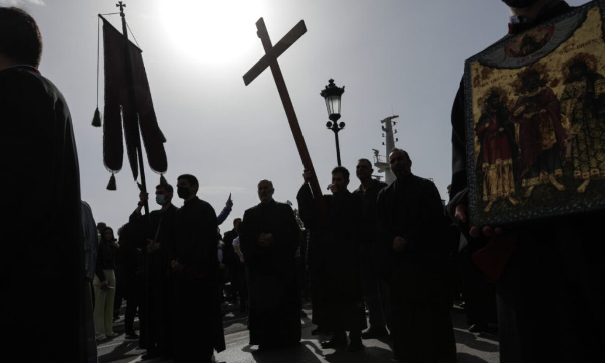 Μεγάλη Παρασκευή: Η αποκαθήλωση του Εσταυρωμένου Χριστού και ο Επιτάφιος Θρήνος