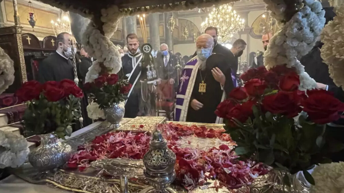 Μεγάλη Παρασκευή: Γιατί είθισται να περνάμε κάτω από τον επιτάφιο;