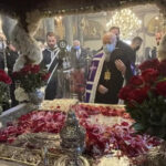 Μεγάλη Παρασκευή: Γιατί είθισται να περνάμε κάτω από τον επιτάφιο;