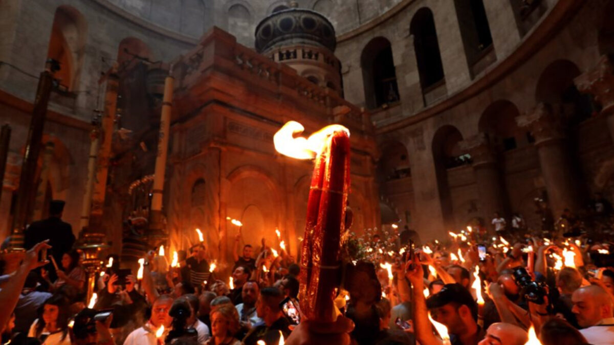 Μεγάλο Σάββατο: Τα έθιμα της ημέρας και ο λόγος που στην Ανάσταση πρέπει να κάψετε ένα δαφνόφυλλο