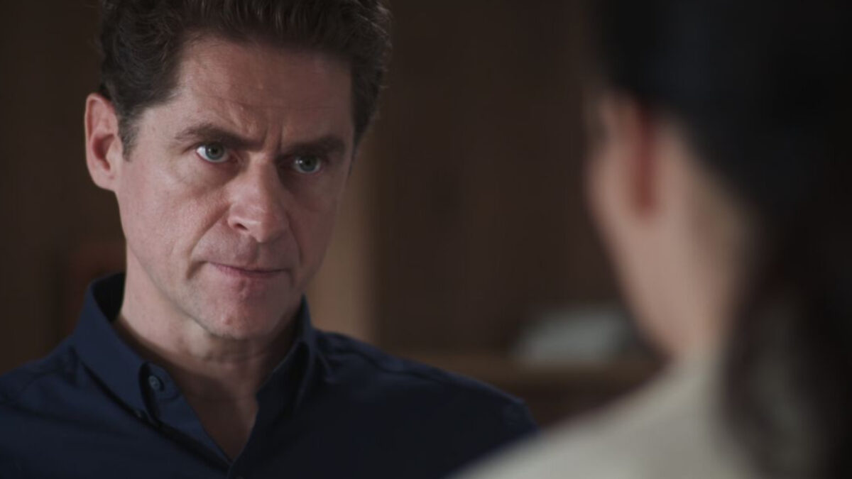 Μία νύχτα μόνο: Της βάζει το μαχαίρι στον λαιμό και την τελειώνει