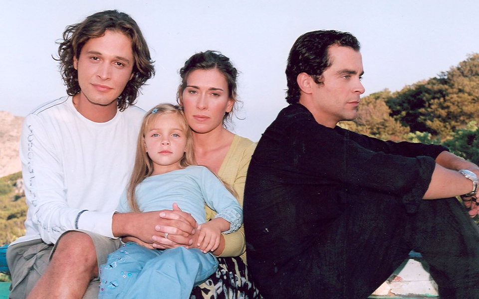 Η μικρή πρωταγωνίστρια από τη σειρά Έτσι Ξαφνικά μεγάλωσε και πλέον είναι δημοσιογράφος σε πασίγνωστη εκπομπή (βίντεο)