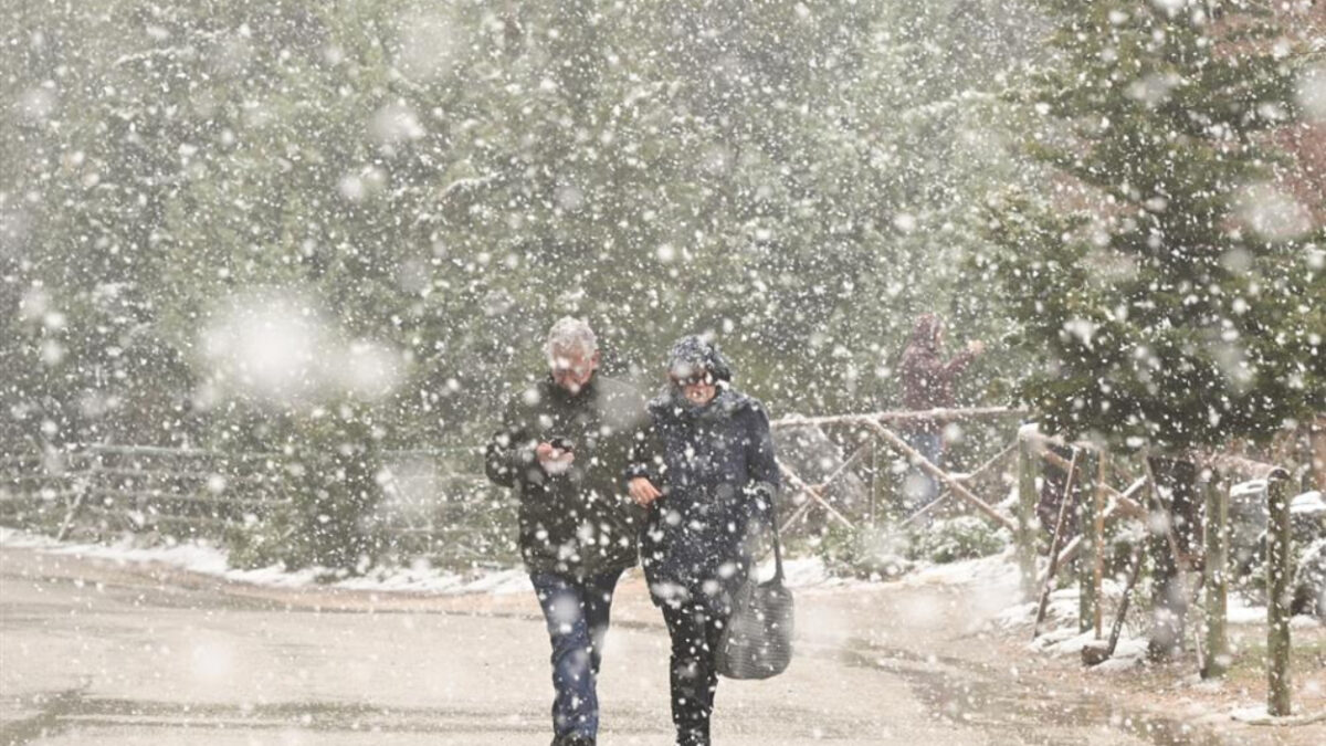 Νέο έκτακτο δελτίο ΕΜΥ: Κόκκινος συναγερμός στην Αττική- Καταιγίδες, χιόνια και χαλάζι σε όλη τη χώρα