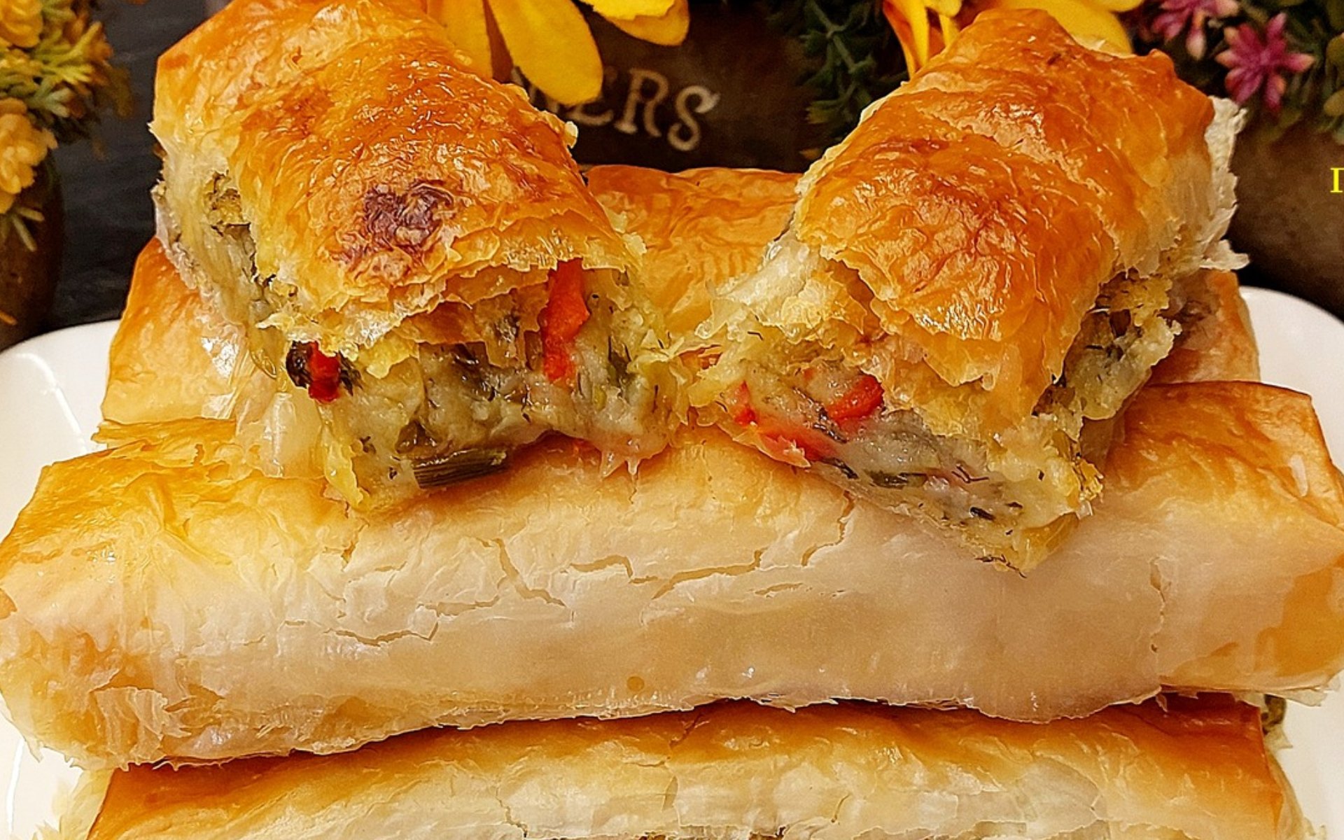 Νηστίσιμες πατατόπιτες με τραγανό φύλλο για τη Μεγάλη Εβδομάδα