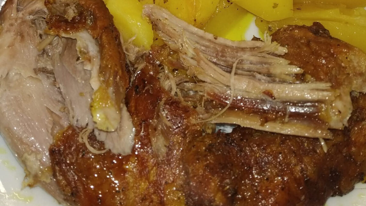 Πασχαλινό κατσικάκι με πατάτες φούρνου και τη πιο εύκολη και γρήγορη μαρινάδα