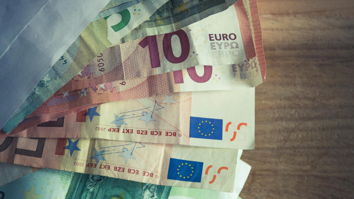 Πέντε vouchers που έρχονται να δώσουν οικονομική ανάσα: Pass για σούπερ μάρκετ ή διακοπές