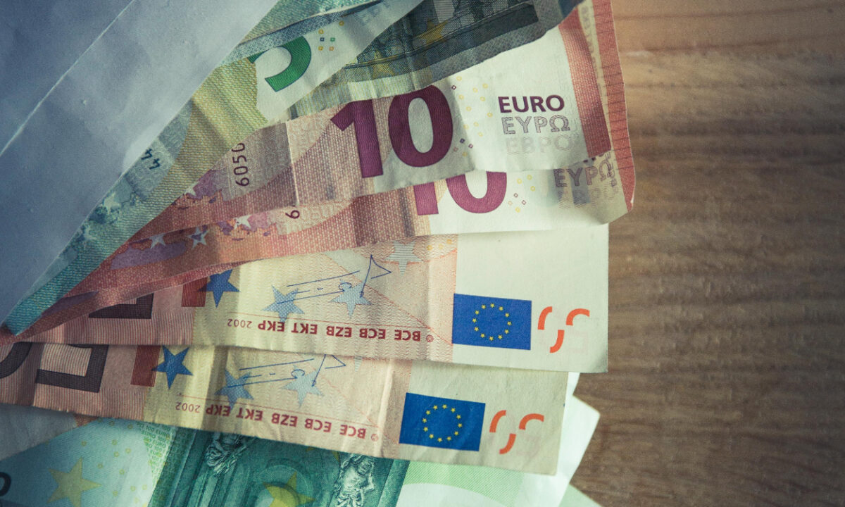 Πέντε vouchers που έρχονται να δώσουν οικονομική ανάσα: Pass για σούπερ μάρκετ ή διακοπές