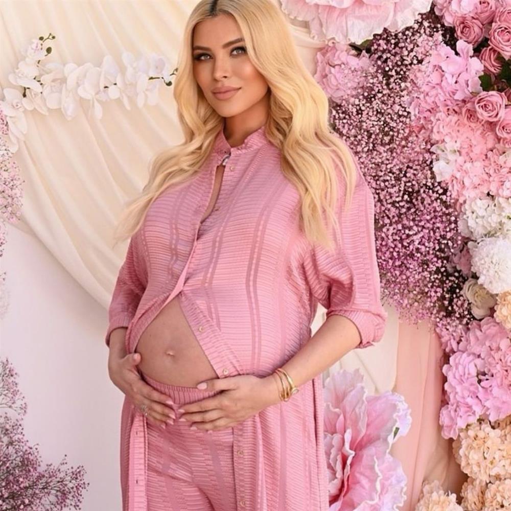 Πιο όμορφη από ποτέ η Κατερίνα Καινούργιου φωτογραφίζεται στο μαιευτήριο με τη κορούλα της αγκαλιά