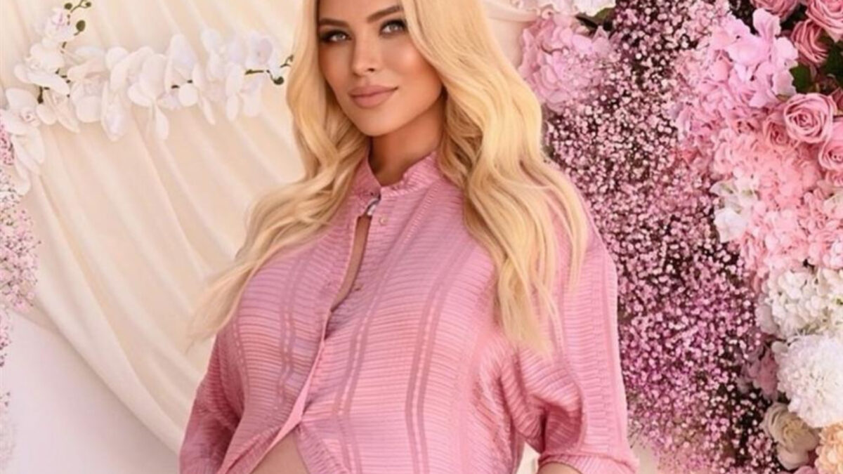 Πιο όμορφη από ποτέ η Κατερίνα Καινούργιου φωτογραφίζεται στο μαιευτήριο με τη κορούλα της αγκαλιά