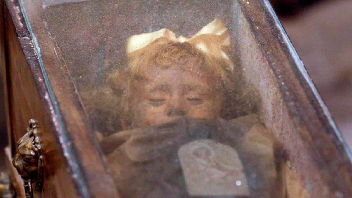 Ροζαλία Λομπάρντο: Το παιδί που έχει πεθάνει εδώ και 100 χρόνια και μοιάζει να κοιμάται- Πως εξηγούνται τα κινούμενα βλέφαρα της