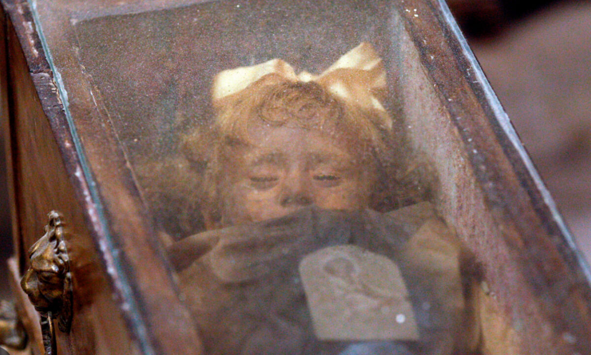 Ροζαλία Λομπάρντο: Το παιδί που έχει πεθάνει εδώ και 100 χρόνια και μοιάζει να κοιμάται- Πως εξηγούνται τα κινούμενα βλέφαρα της