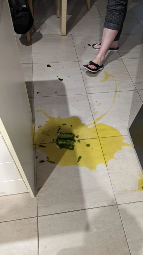 Σου χύθηκε λάδι στο πάτωμα ή στον πάγκο; Το έξυπνο κόλπο για να το καθαρίσεις στη στιγμή χωρίς να αφήσεις υπολείμματα