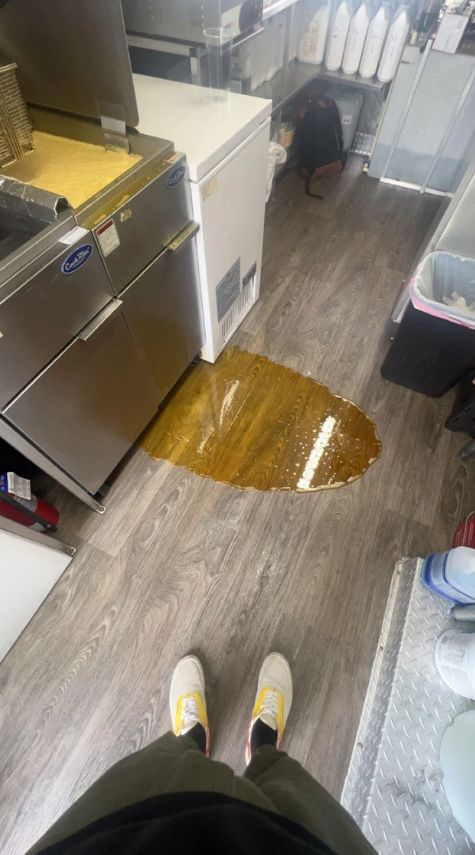 Σου χύθηκε λάδι στο πάτωμα ή στον πάγκο; Το έξυπνο κόλπο για να το καθαρίσεις στη στιγμή χωρίς να αφήσεις υπολείμματα